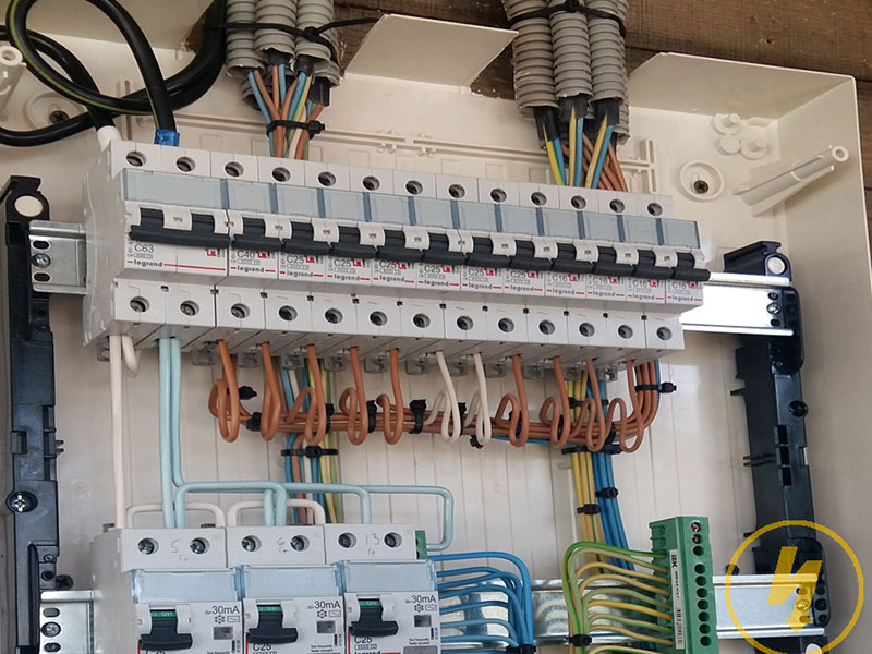 Сборка, монтаж электрощита в Гатчине, цена за работу / окМастерок